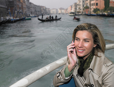 女人在船上打电话图片