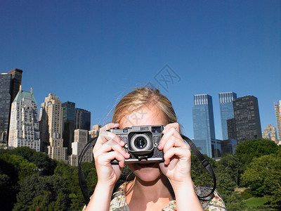 在中央公园拍照的女人图片