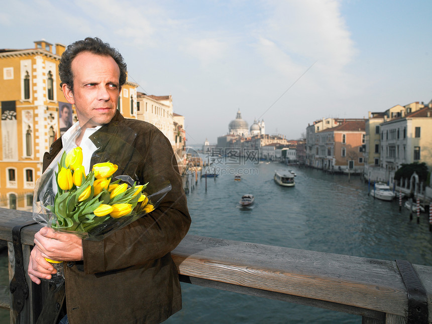 威尼斯人在桥上拿着花图片