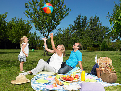 户外活动素材在花园里野餐的家庭背景