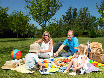 户外活动展架在花园里野餐的家庭背景