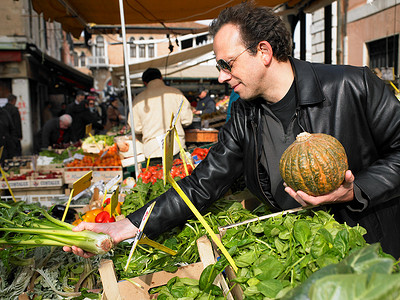 里亚尔托市场的男人选择蔬菜图片