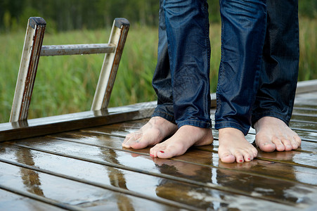 码头上一对夫妇的湿脚图片