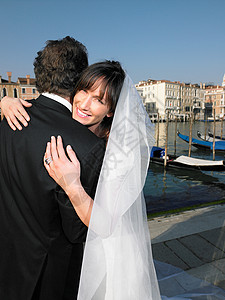 威尼斯新郎新娘拥抱图片