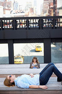 躺在长椅上的女人图片
