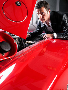 看法拉利V12发动机的人图片