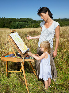 母女在田里画画图片