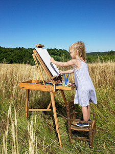 在田里画画的女孩图片