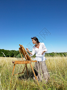 女人在田里画画图片