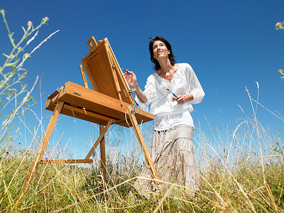 女人在田里画画图片
