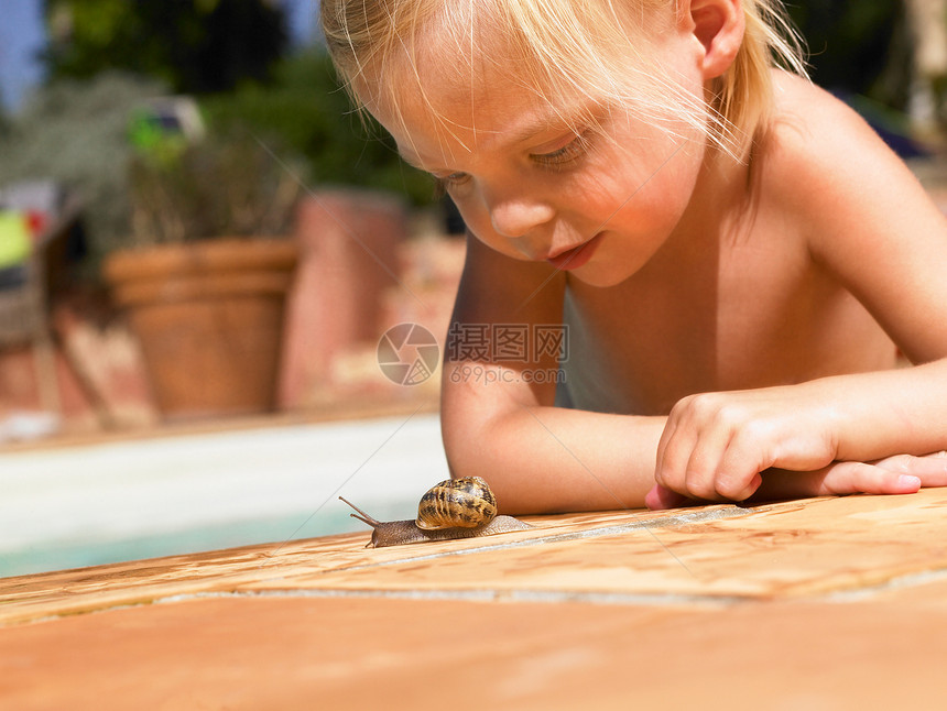 小女孩看着蜗牛图片
