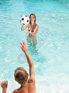 孩子们在游泳池里玩球图片