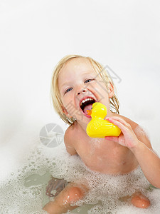 小女孩洗澡黄鸭子高清图片