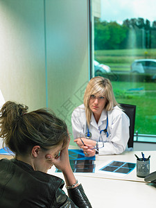 女医生和病患谈论病情背景图片