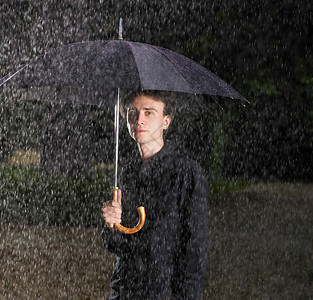 雨中打伞的男人图片