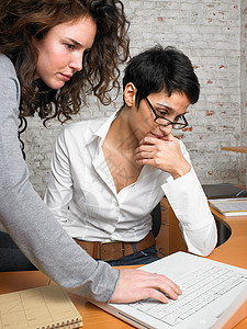 商务女性使用笔记本电脑图片