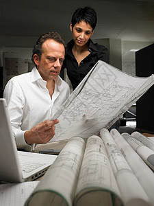 两位建筑师在看图纸图片