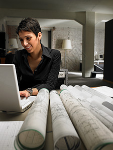 在笔记本电脑上工作的女建筑师图片
