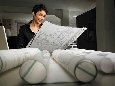 女建筑师阅读图纸图片