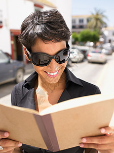 女人微笑阅读图片