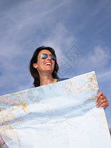 旅游度假看地图的女人图片