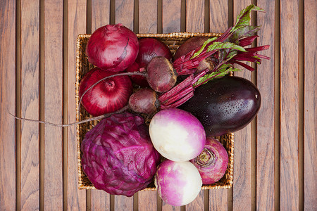 一篮子洋葱紫色蔬菜背景