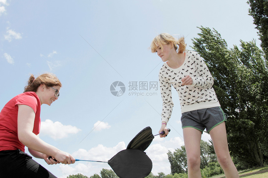 在公园打羽毛球的女孩图片