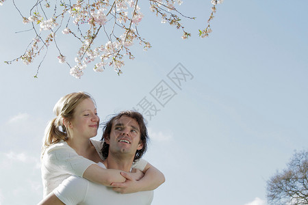 在樱花树下拥抱的夫妇图片