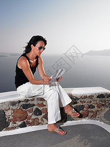 女人在海边读信图片