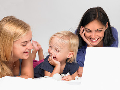 母女三人看笔记本电脑图片