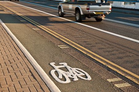城市街道上的自行车道图片
