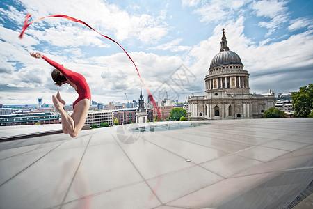 运动会海报城市屋顶上的艺术体操背景