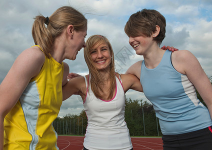 3名女运动员拥抱图片