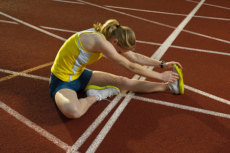 女运动员伸展腿部肌肉图片