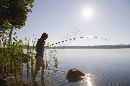 湖中钓鱼的女人图片