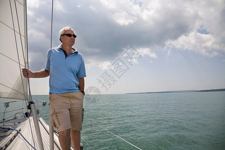 站在游艇上的老人背景图片