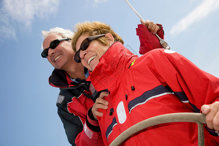 老年夫妇坐帆船航行图片