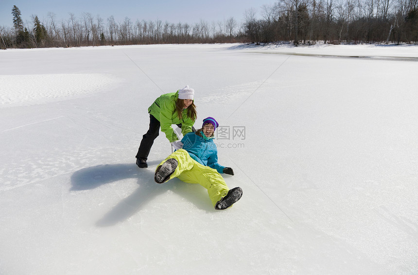 两个女人在冰湖上玩耍图片