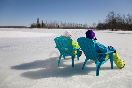 两个女人在结冰的湖面上放松图片