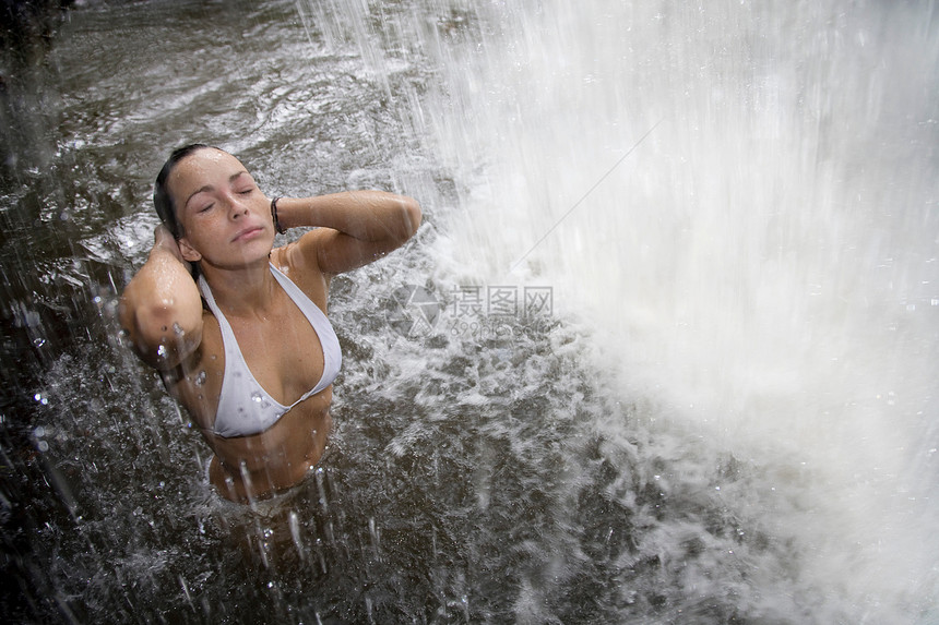 站在瀑布下的女人图片
