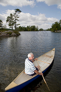 独木舟上的老人图片
