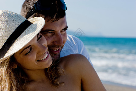 沙滩上的情侣拥抱图片