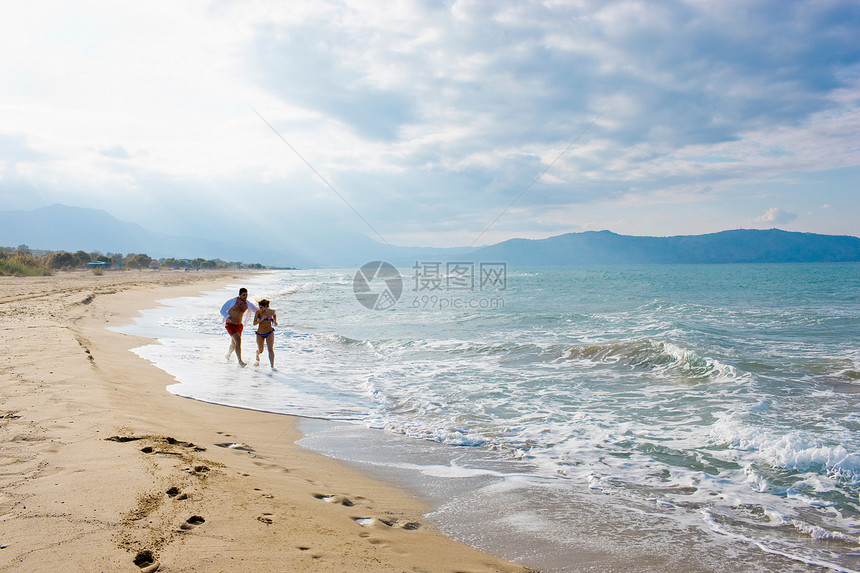 在海滩上跑步的夫妇图片