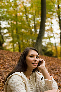 在树林里打电话的女孩图片