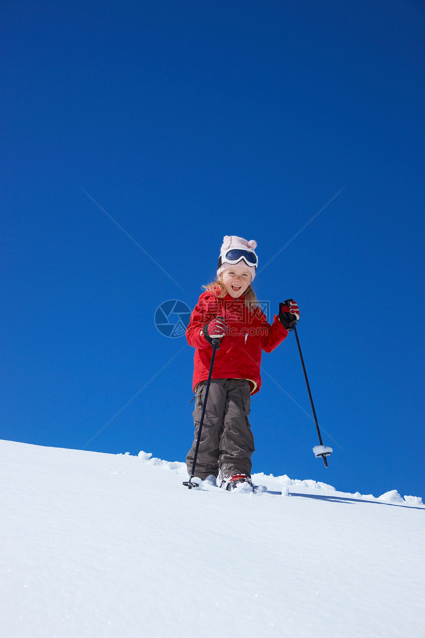 小女孩在山上滑雪图片