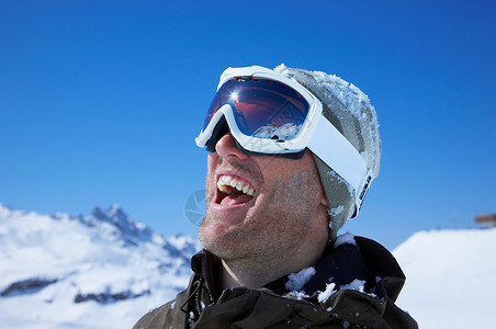 戴滑雪护目镜的男子的肖像图片