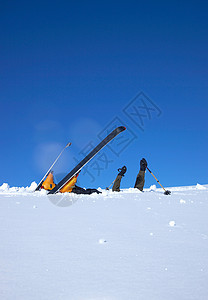 滑雪者在雪地里头朝下图片