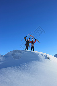 拾起山顶上的滑雪者背景