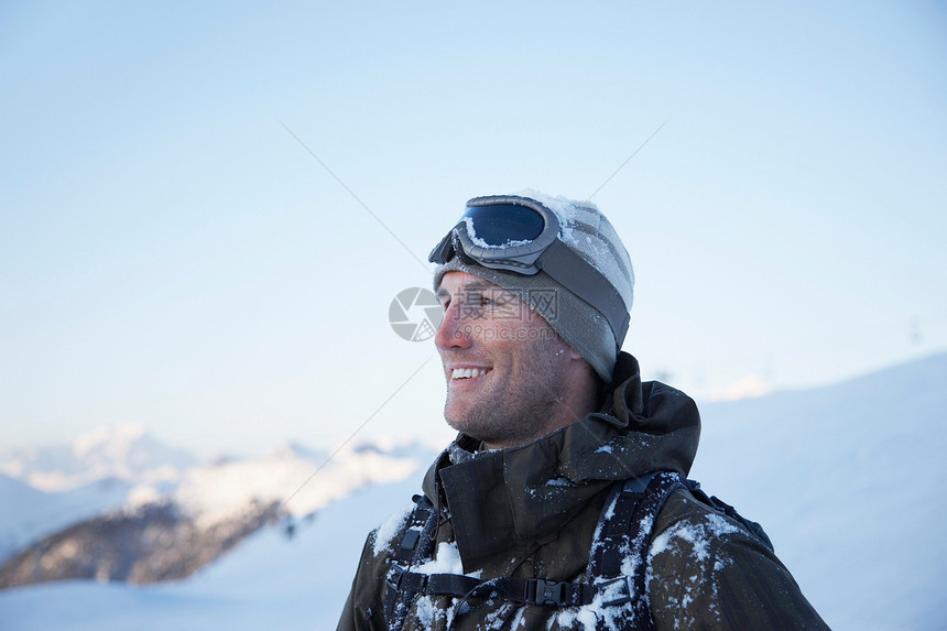 穿雪衣的男性滑雪者图片