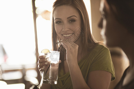 女同事在酒吧喝酒图片
